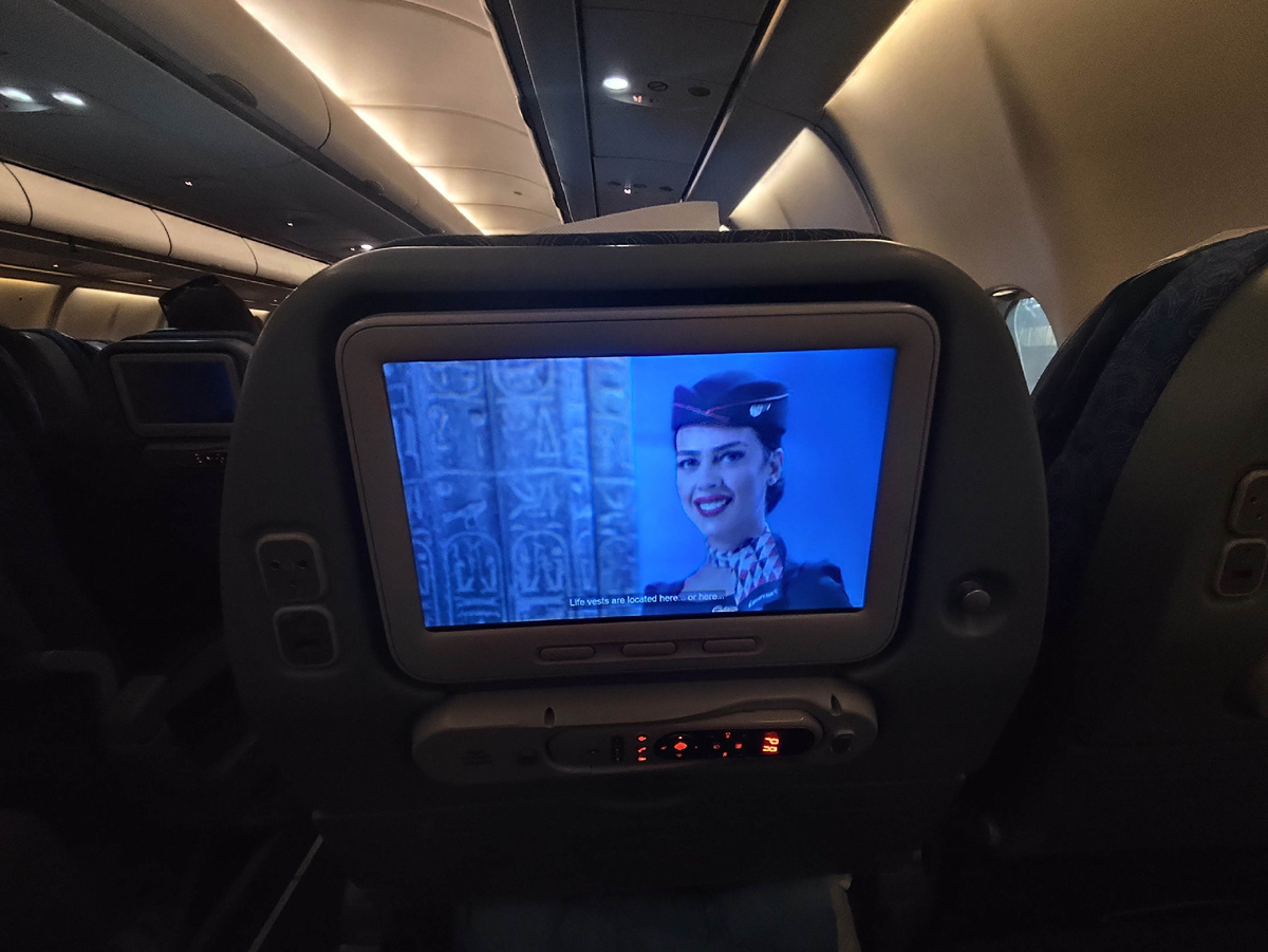 Стюардесса не в самолете, но в музее