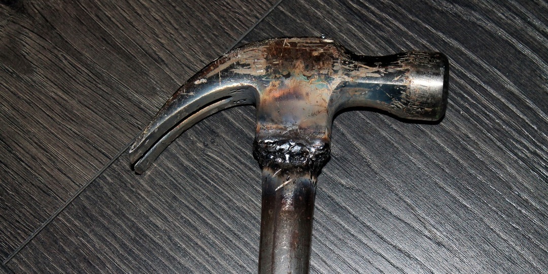 Почему у сварщиков всегда молоток с железной ручкой: важная деталь, которую остальные не замечают