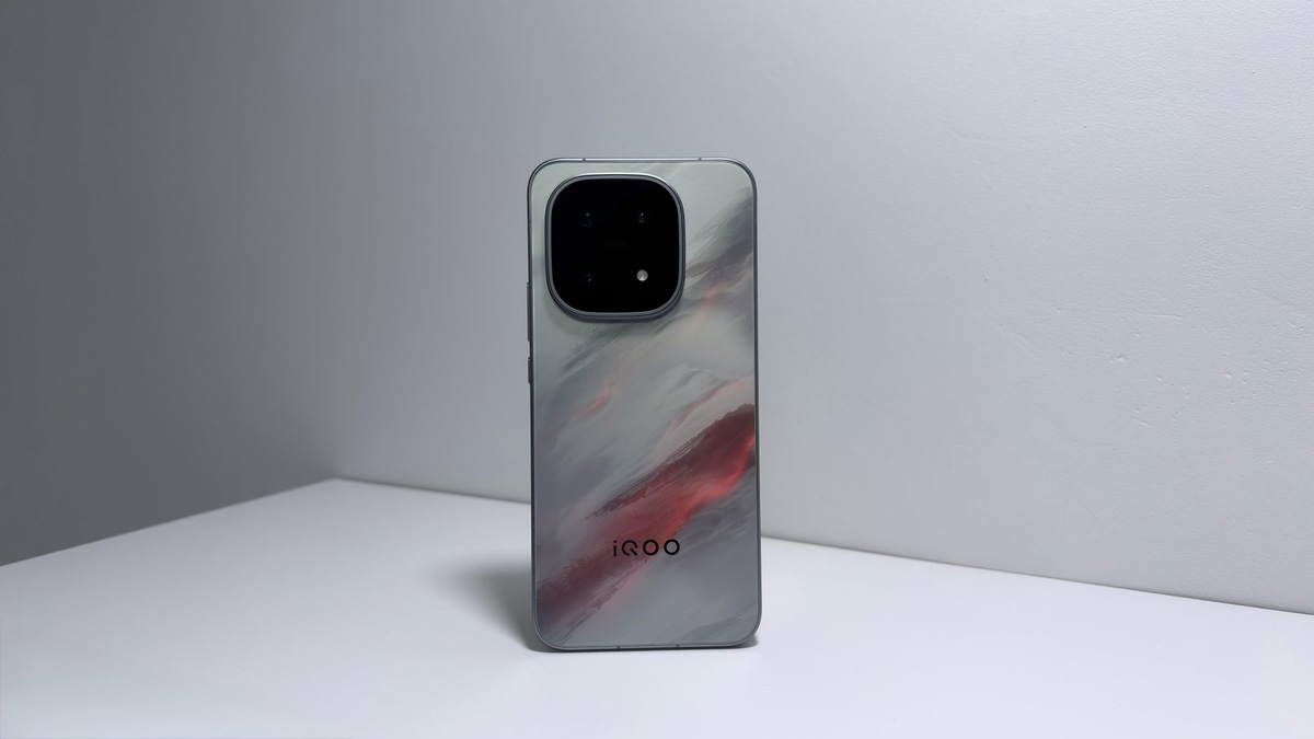    iQOO 15 в цвете «вулканический серый»