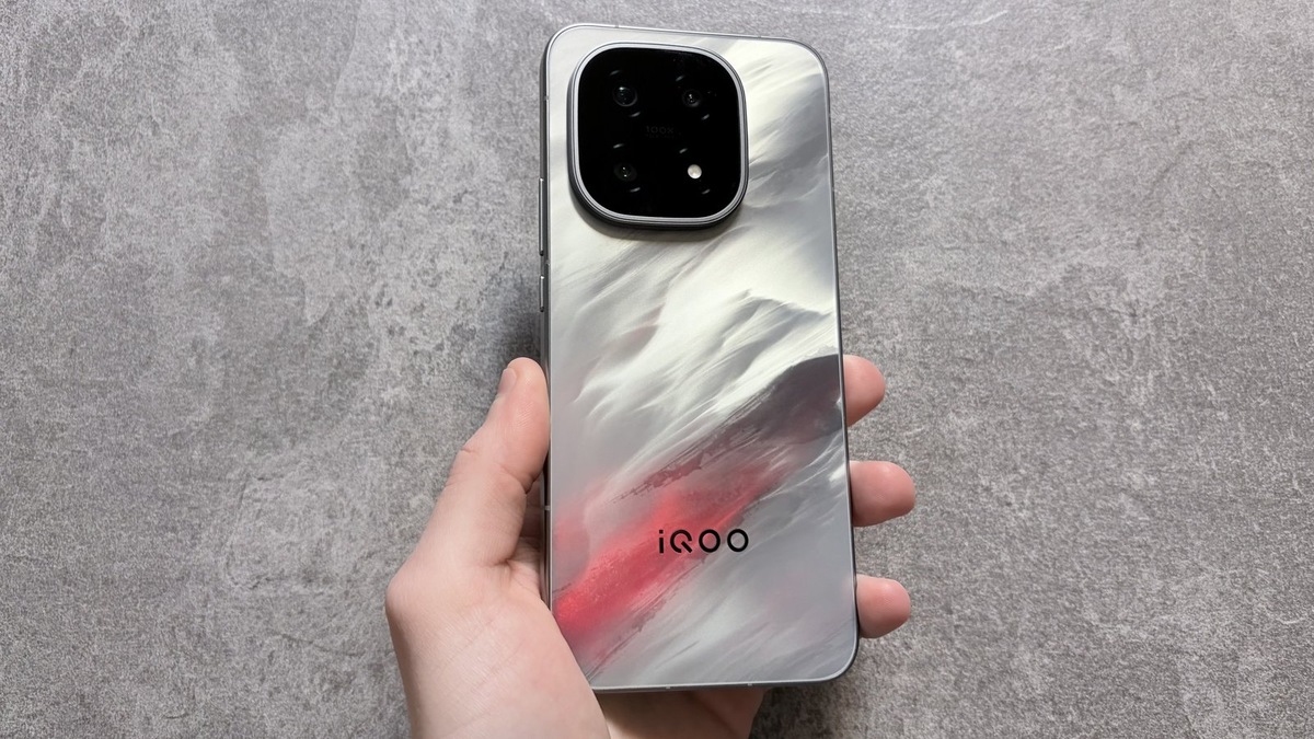    iQOO 15 поступил в продажу в России в черном и «вулканическом» цветах. Нам на обзор досталась самая интересная расцветка