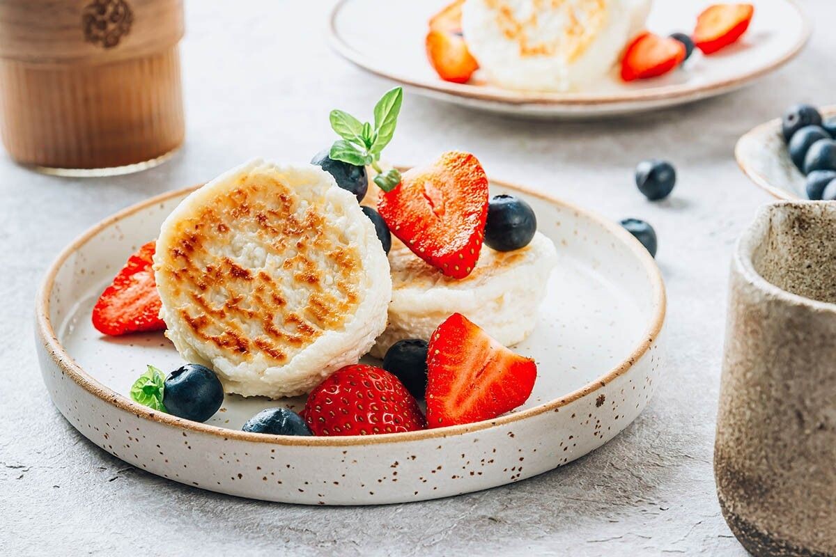 Чтобы порция не смотрелась так «бедно», ее стараются украсить фруктами и топингами. Источник: Julia Mikhaylova / Shutterstock / FOTODOM📷
