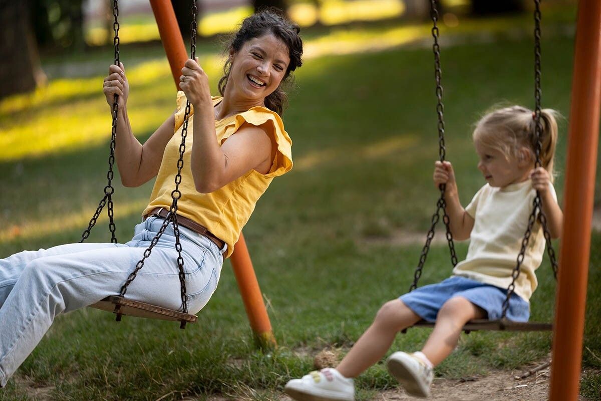 Чем меньше сиденье, тем выше раскачиваются качели. Источник: Budimir Jevtic / Shutterstock / FOTODOM📷
