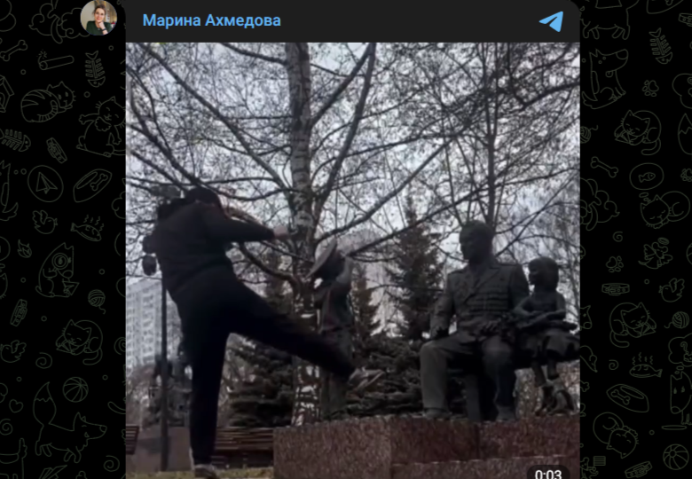 "Я же не плевал": боец Исмаилов устроил спортзал на памятнике МЧС и не увидел проблемы