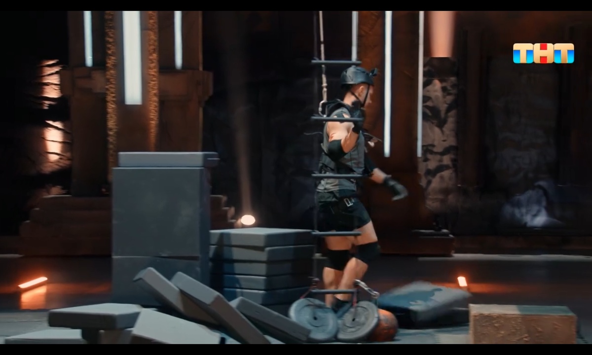 Зайцев заново собирает башню.