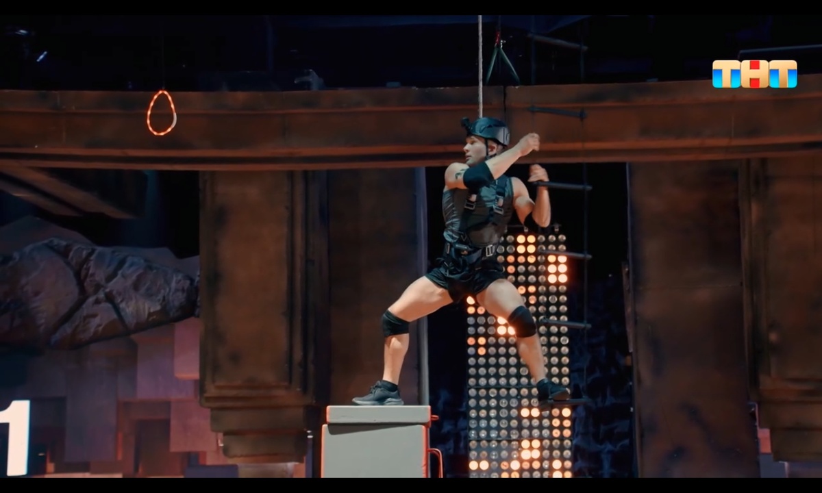 Сычугов первым из пятерки атлетов забирает кольцо в полуфинал)