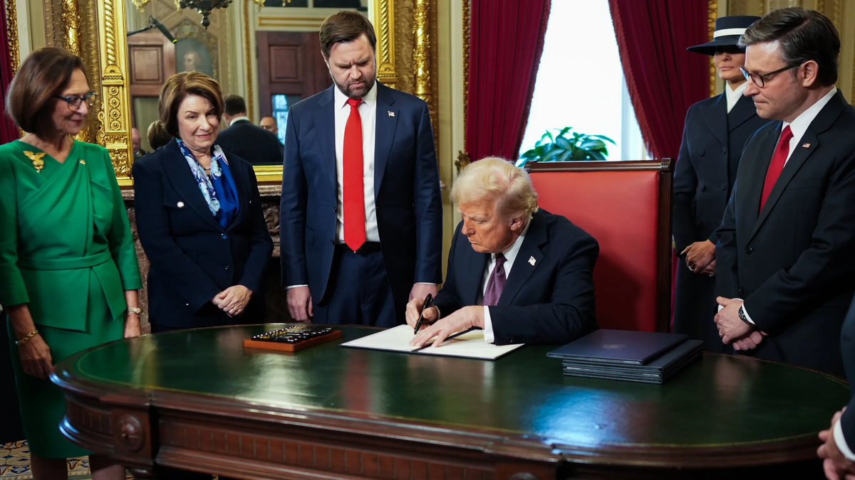 Трамп подписывает указы о продвижении ископаемого топлива

