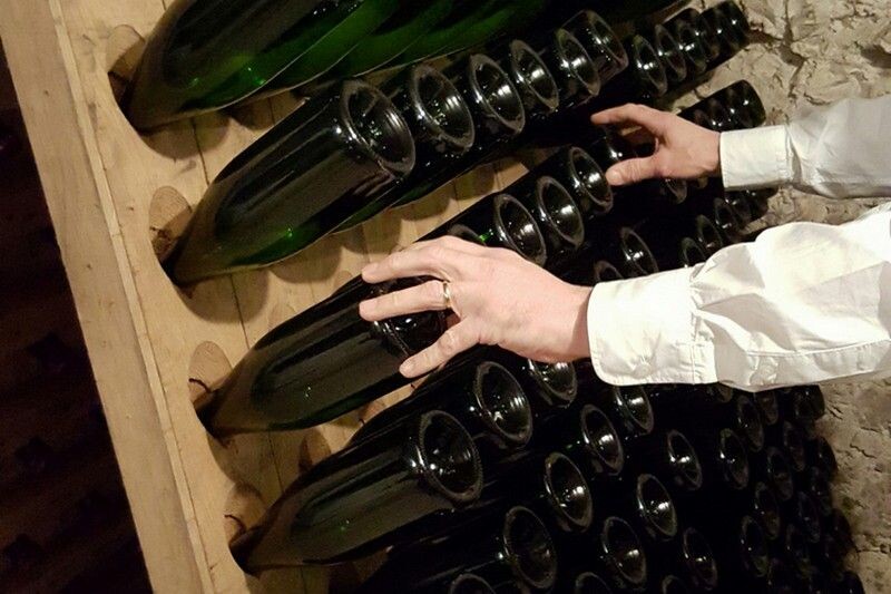 Вторичная ферментация (то самое превращение тихого вина в игристое) происходит не в огромном танке, а в каждой отдельной бутылке. 