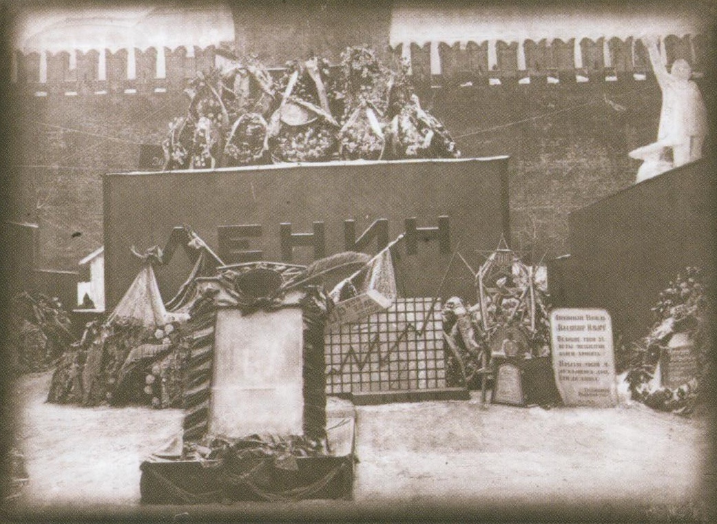 Первый (временный) мавзолей Ленина. 29 января 1924 года