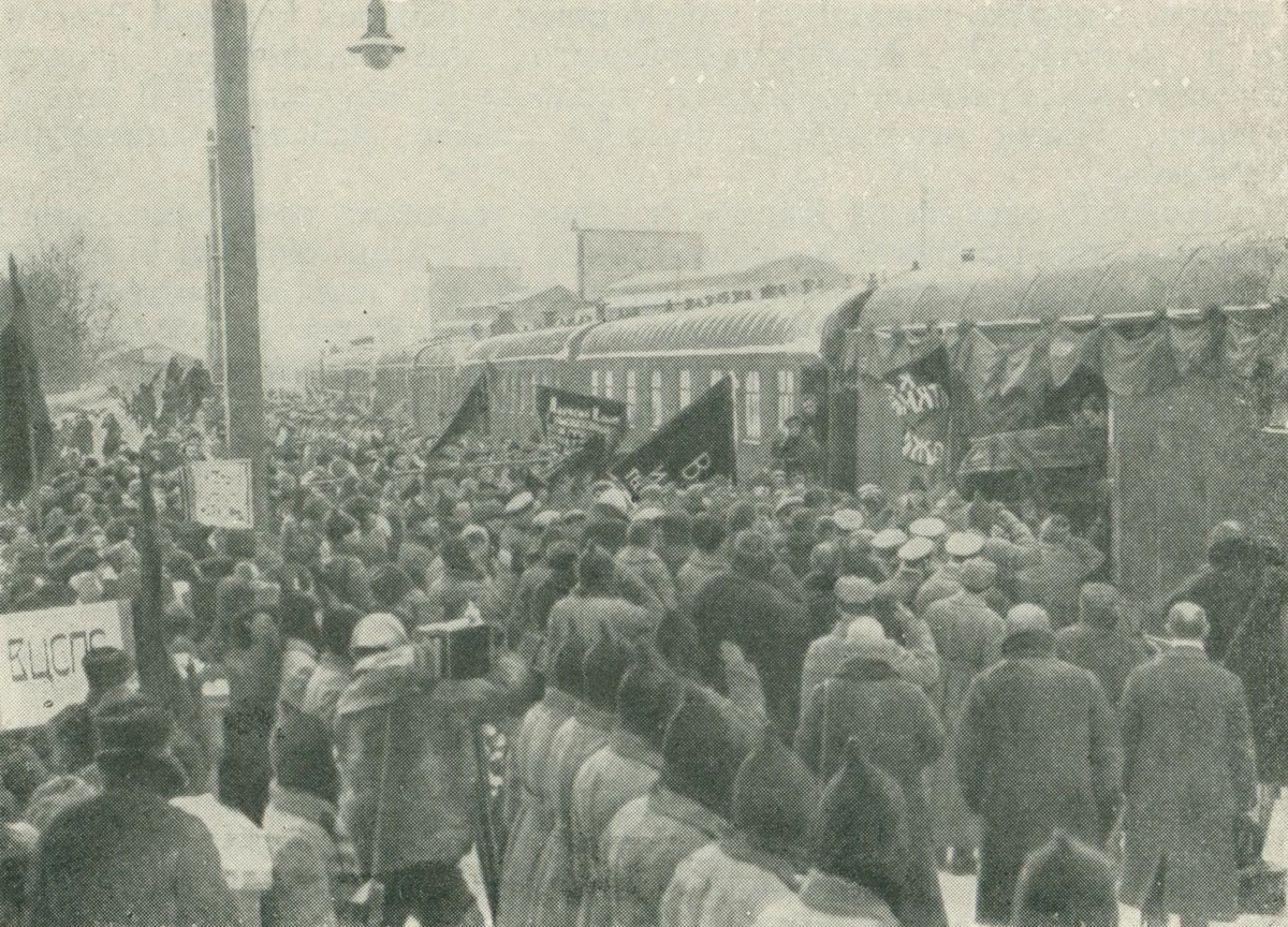 Вынос гроба с телом Ленина из вагона траурного поезда на Павелецком вокзале. 23 января 1924 год