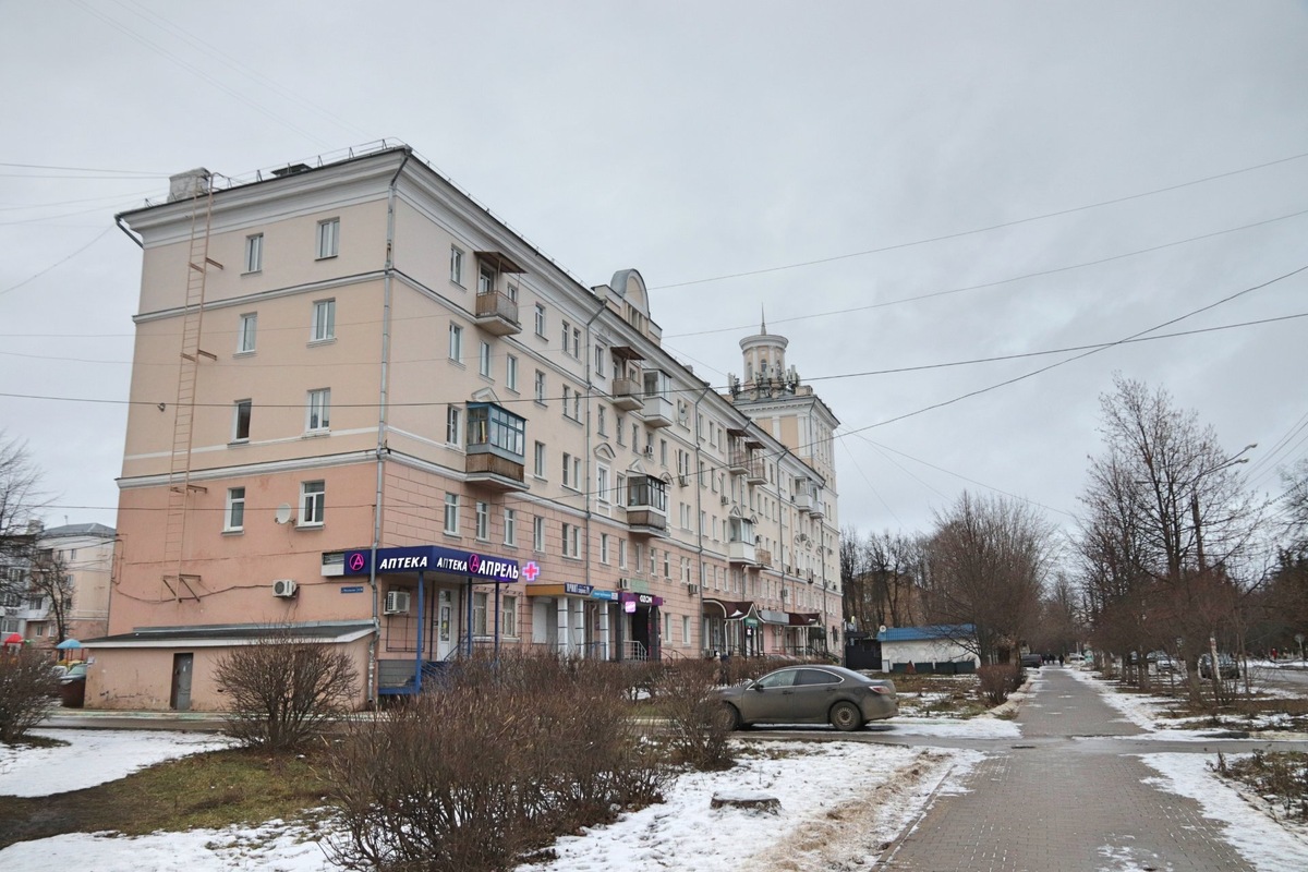 Новомосковск. Сталинка по адресу улица Московская, 15.