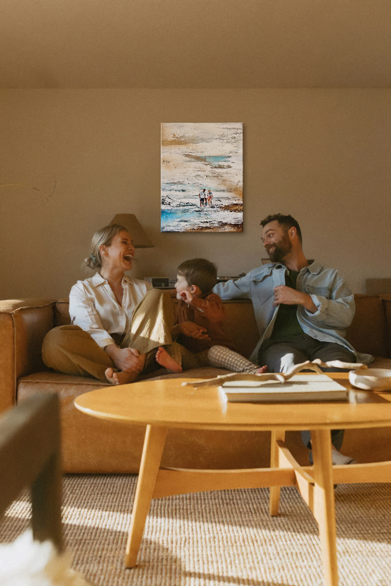 Семья дома с картиной