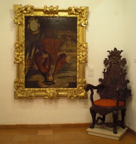 Почему портрет короля Филиппа V висит вниз головой?