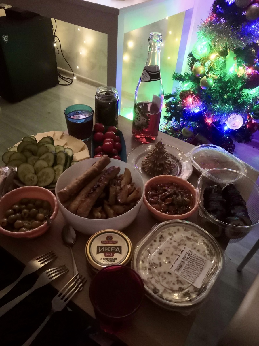 Бывает грешу тем, что покупаю готовый оливье. Пока что самый вкусный в местной столовой рядом с домом, а вот магазинные мне не зашли