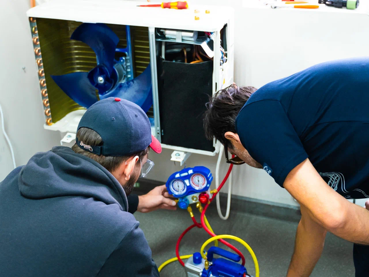  Практическое занятие на курсе «Монтажник систем кондиционирования и вентиляции» в ЦПО «АЛАНДР»