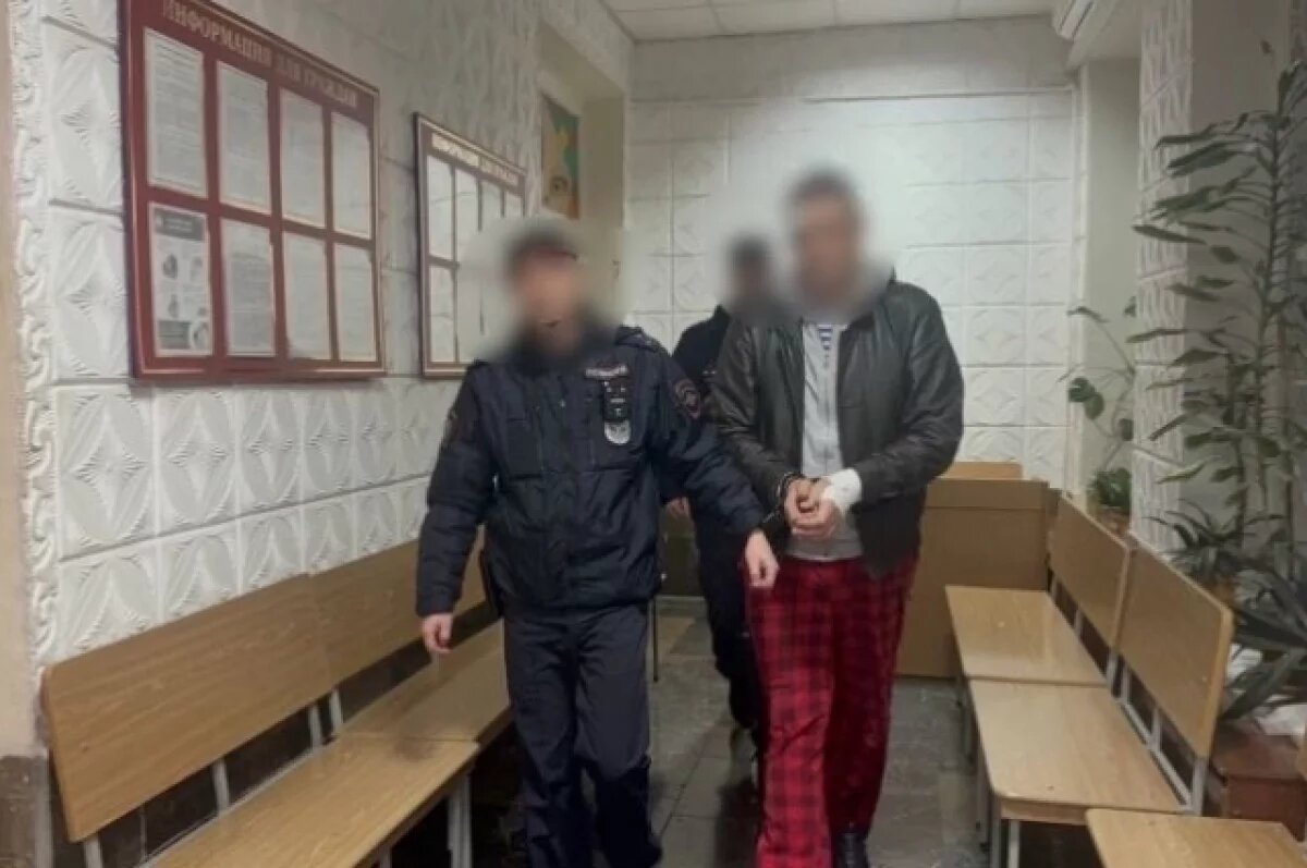    Напавшего с ножом на людей у автовокзала Ялты мужчину заключили под стражу