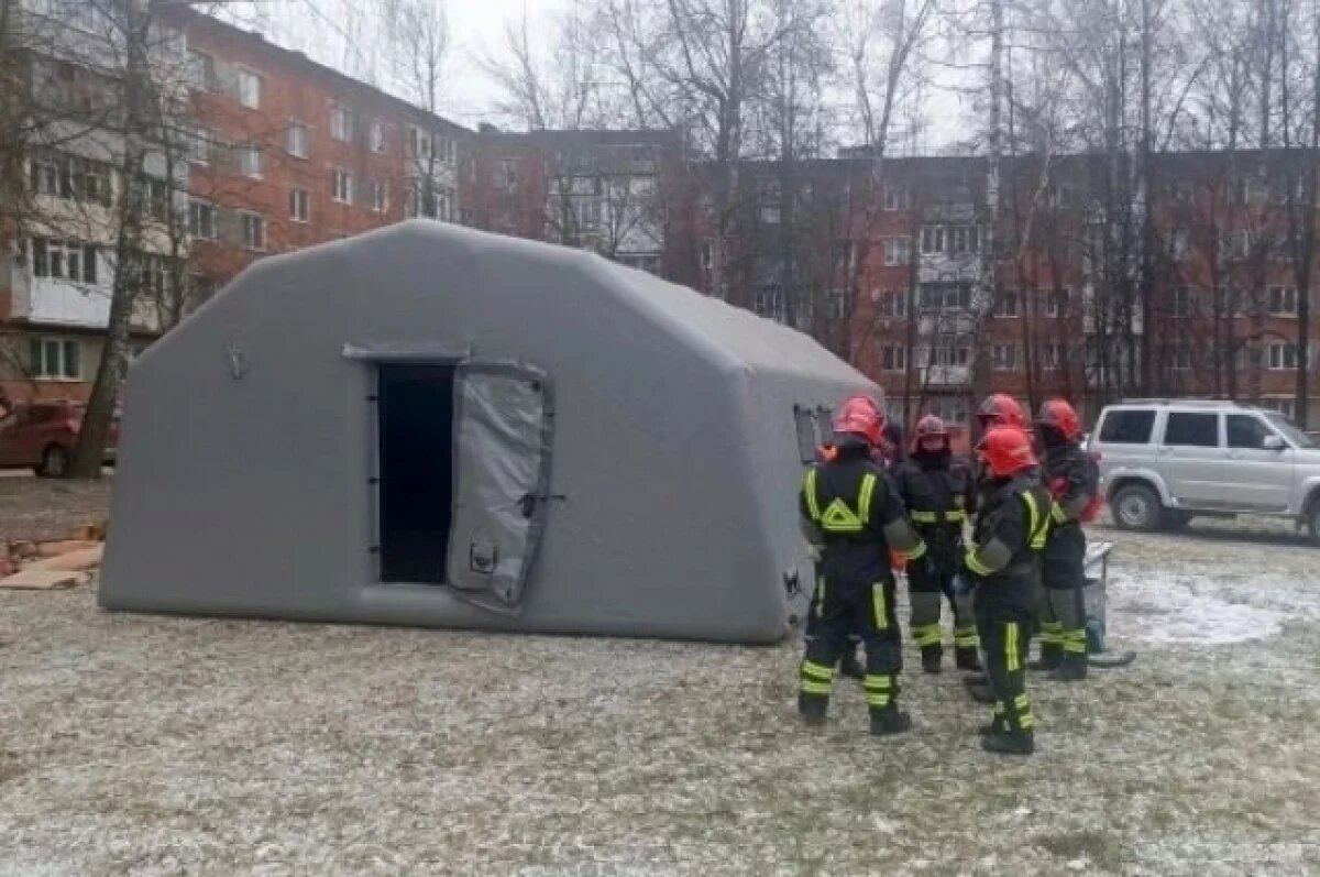    На месте происшествия работает оперативный штаб правительства республики.