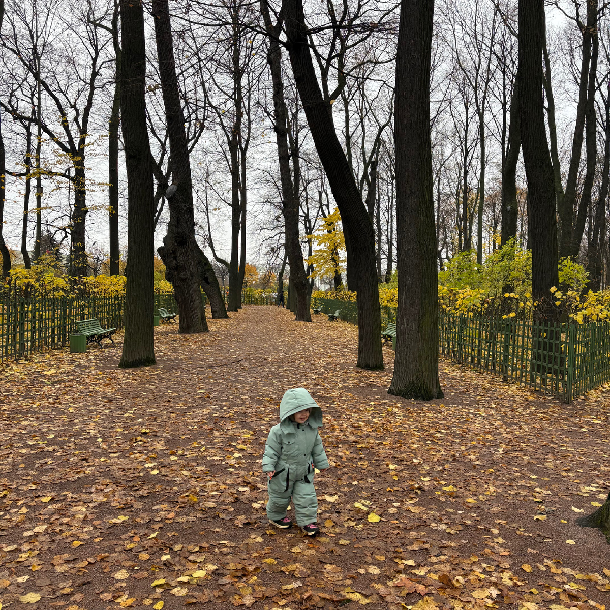 Малыш гуляет аки Онегин в Летнем саду