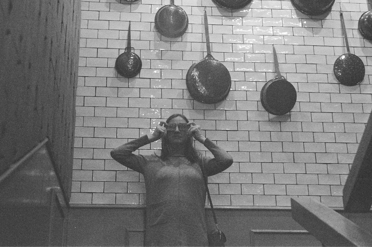 Автор намекает, что нельзя закрывать глаза на очевидные вещи