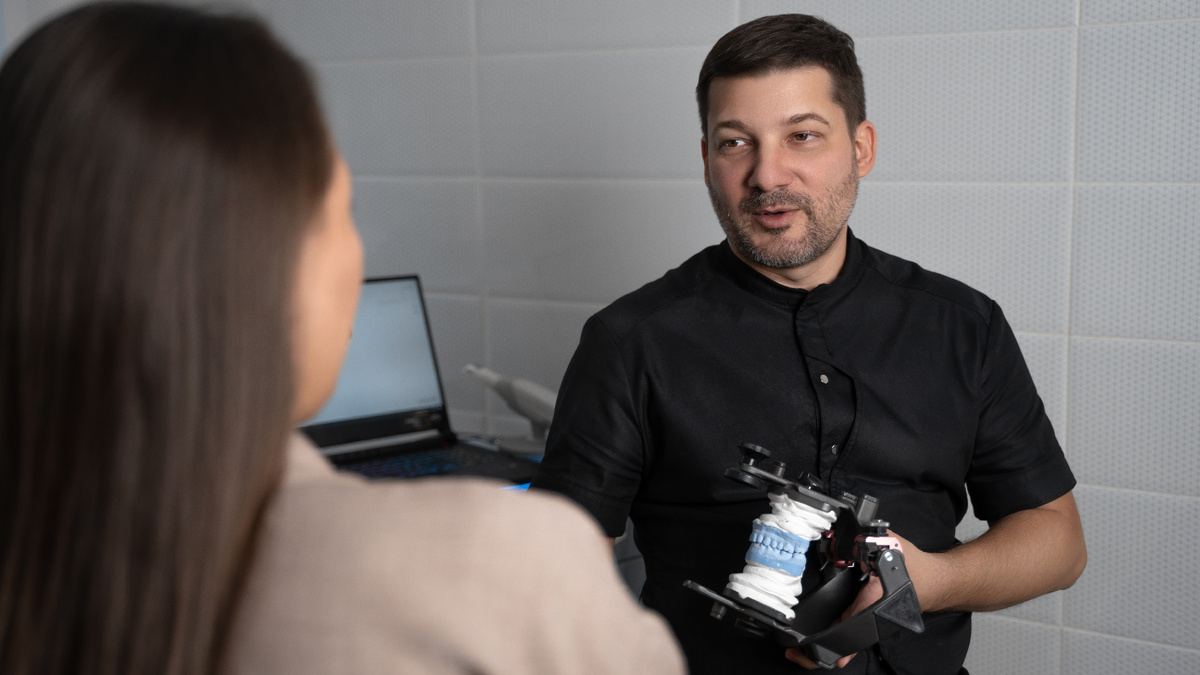 Чем отличаются брекеты от элайнеров