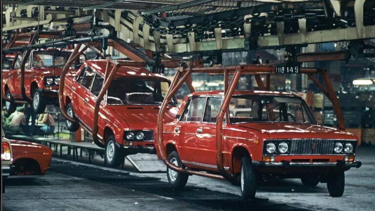 Советский заднеприводный автомобиль ВАЗ-2106 Волжского объединения по производству легковых автомобилей "АвтоВАЗ" | © РИА Новости / Андрей Соломонов