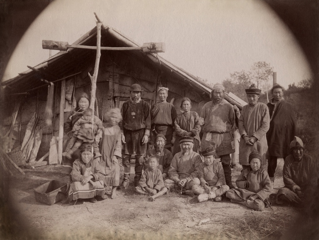 «Гольды перед юртой». В. Солдатов, 1900-е, Приамурье, Союз фотохудожников России.