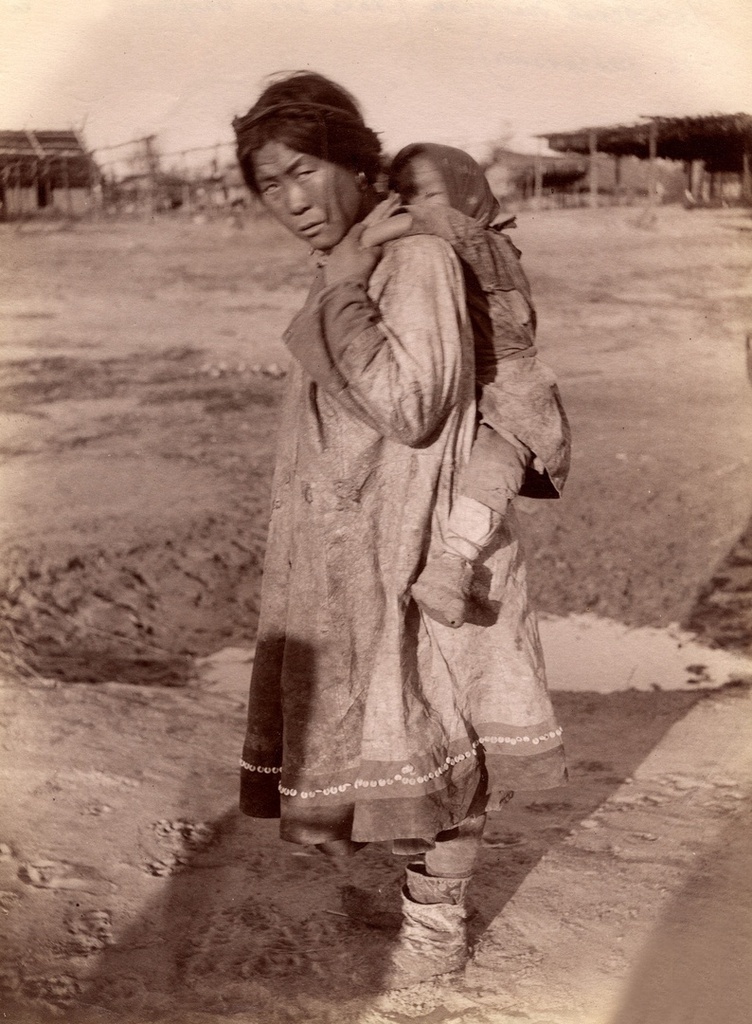 «Гольдская женщина (как они говорят – ″мамка″) с ребенком». В. Солдатов, 1900-е, Приамурье, Союз фотохудожников России.