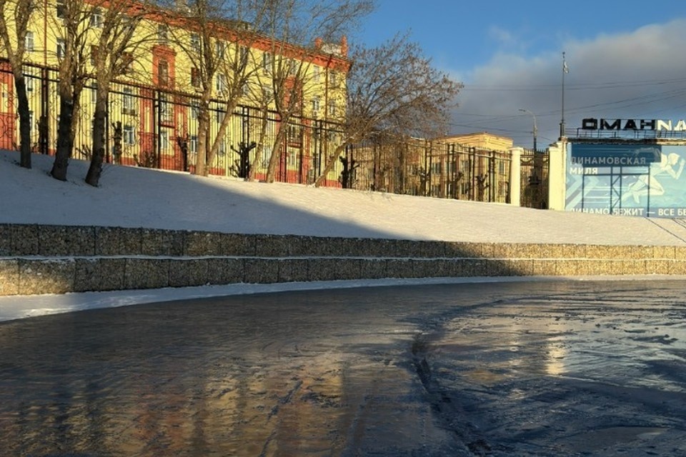    Каток «Динамо» начали заливать льдом. Фото: vk.com/dynamo_izh