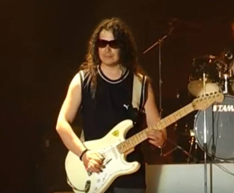    Артур Аюпов был известным рок-музыкантомКадр из видео