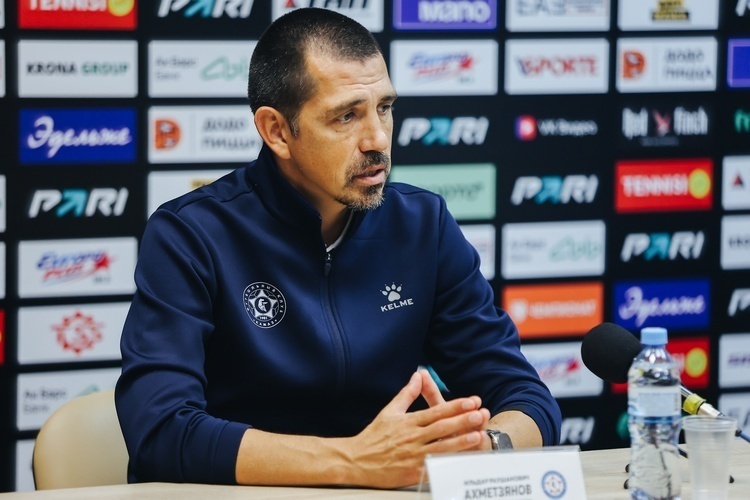 «Поздравил Ахметзянова с назначением в «Оренбург» Фото: fckamaz.ru