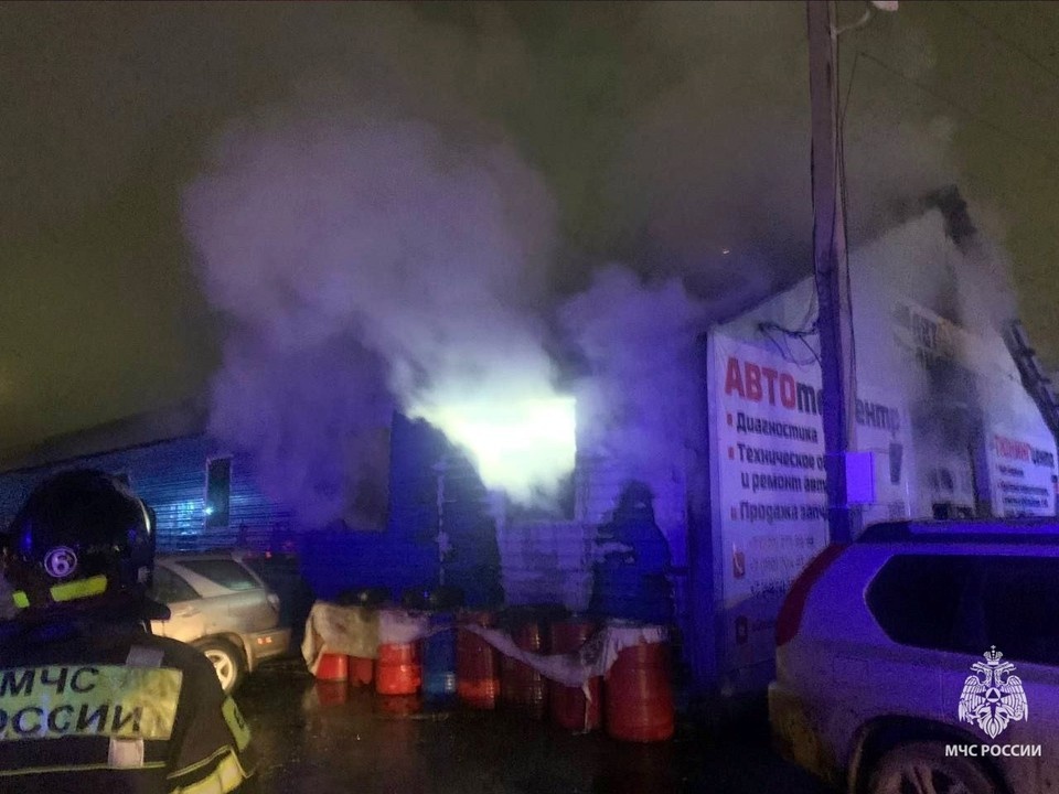    Тульские пожарные ликвидировали ночной пожар в автосервисе материалы пресс-служб
