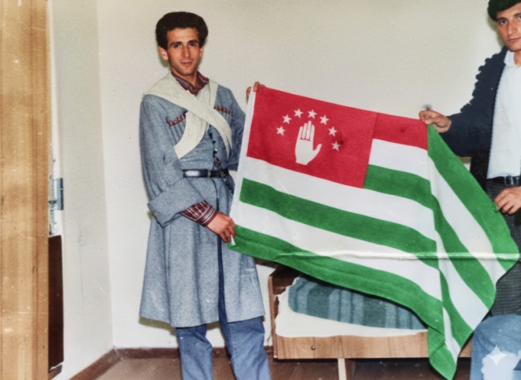 Нальчик, столица Кабардино-Балкарской Республики, 1994 год. Здесь я (Давид Дасаниа) изображён вместе с моим близким другом и соратником Нодаром Хагба