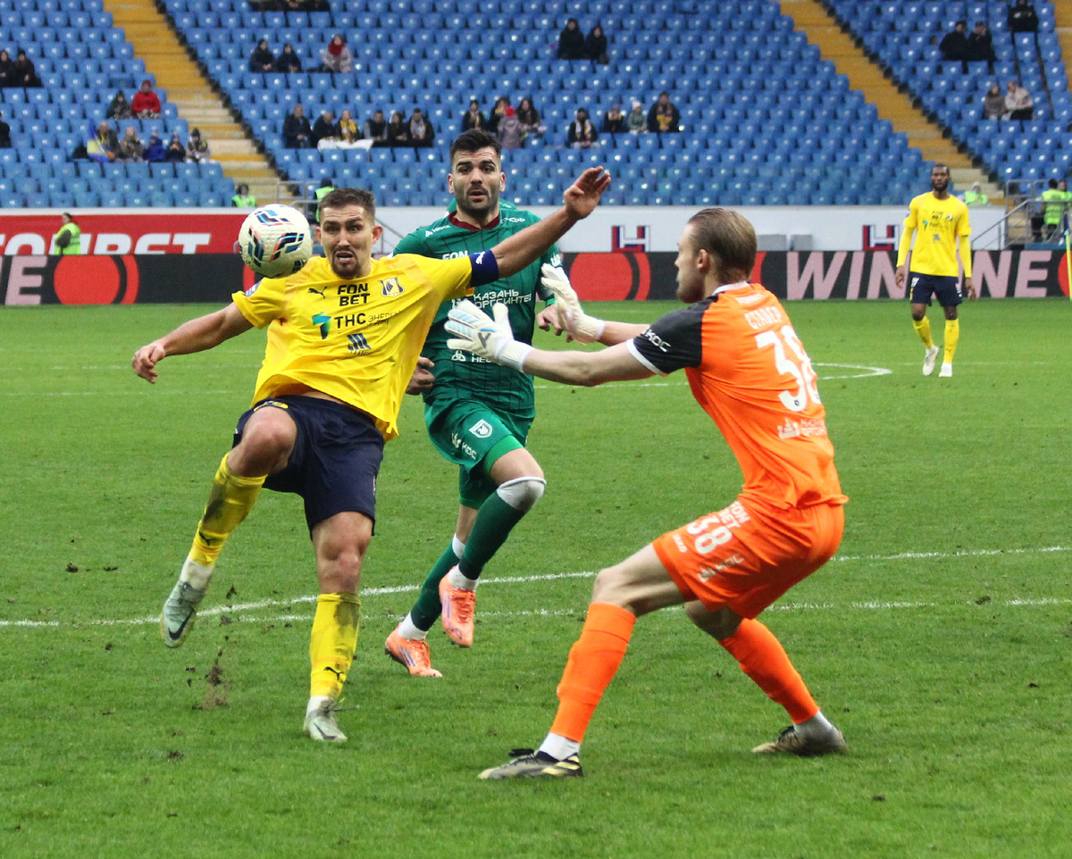 В атаке - нападающий «Ростова» Егор Голенков, забивший один из мячей в ворота «Рубина». Фото: Игорь Буянин /«Футбольный Курьер»
