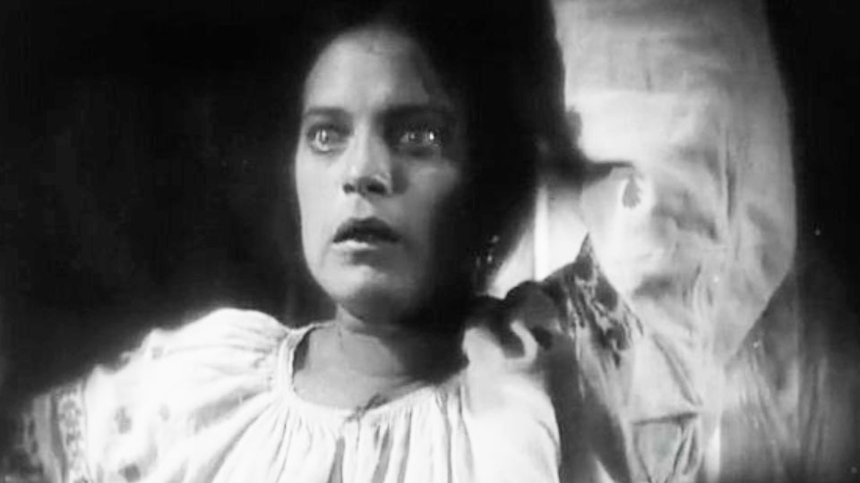 Елена Максимова в фильме "Земля"