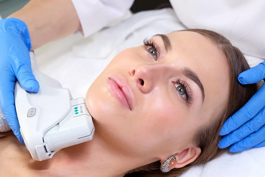 СМАС-лифтинг работает с глубинным каркасом лица, поднимая ткани там, где уход и лазеры уже не помогают