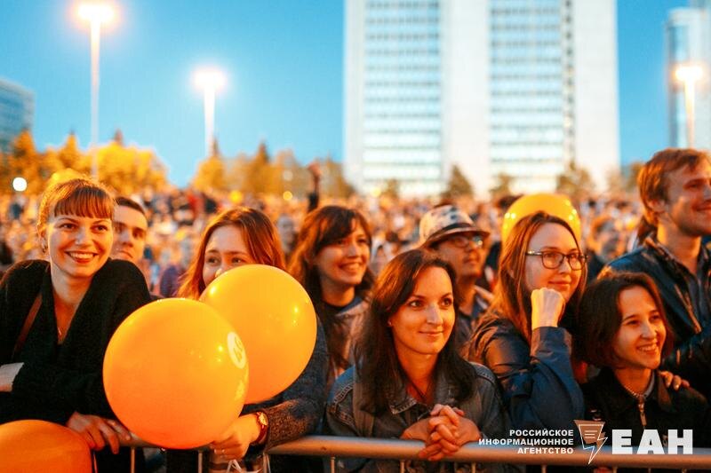   ЕАН. Люди на массовом мероприятии в Екатеринбурге