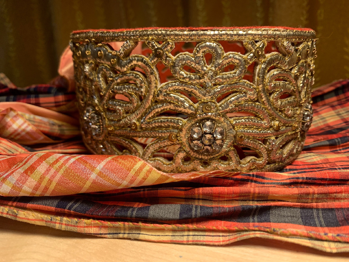 Реплика девичьей повязки Новгородской губернии из фондов Череповецкого музейного объединения, предоставленная Натальей Заруцкой для выставки в Вологде. Фото: Светлана Гришина