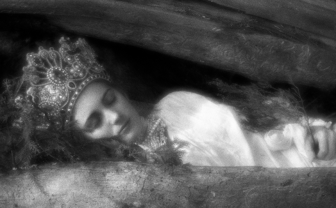 Наталья Заруцкая. Фотография «Спящая царевна» из серии «Кукушкины слёзы». 2022 год