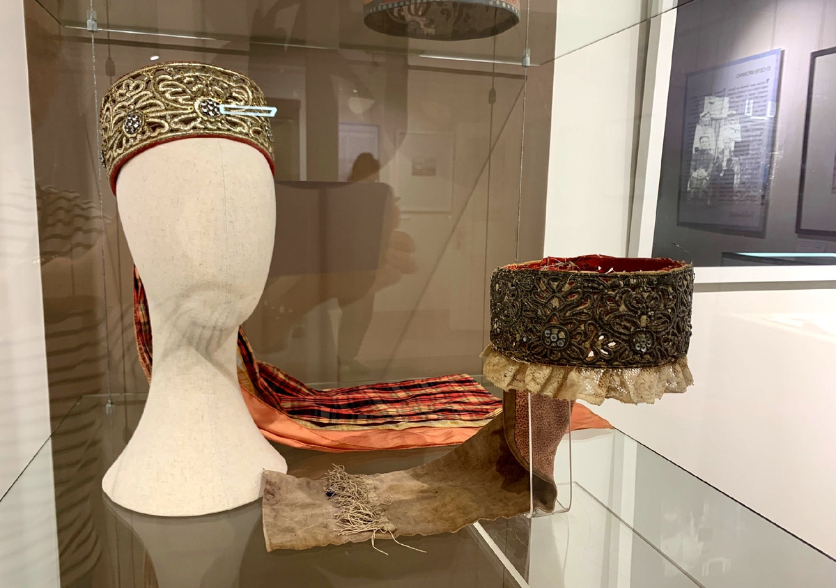 Реплика девичьей повязки, предоставленная Натальей Заруцкой, и подлинная девичья повязка из деревни Артюшино Белозерского округа Вологодсокой области на выставке в Вологде. Фото: Светлана Гришина