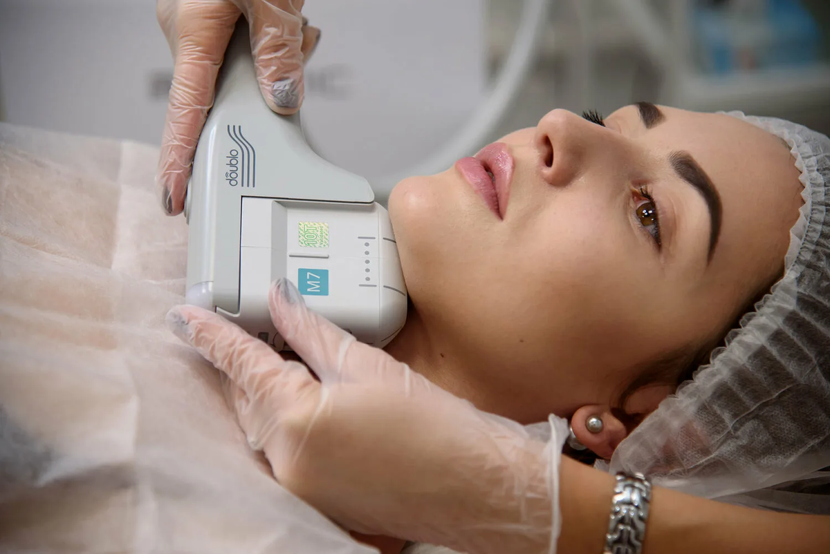 СМАС-лифтинг воздействует на глубокий каркас лица ультразвуком, подтягивая ткани без операции