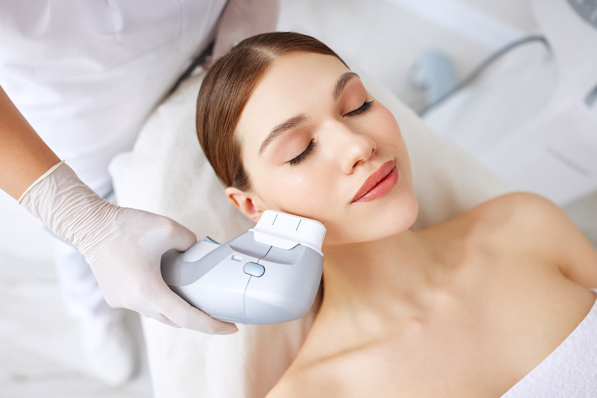 Ультразвук создаёт микротермальные точки, сокращает SMAS и стимулирует выработку нового коллагена