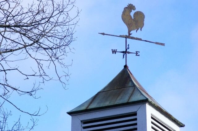    10 декабря люди следили за направлением ветра. Фото: pxhere.com