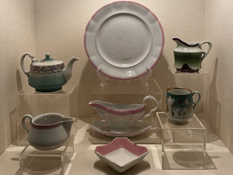     В Великом Новгороде открылась выставка кузнецовского фарфора. фото: пресс-служба министерства культуры и туризма Новгородской области