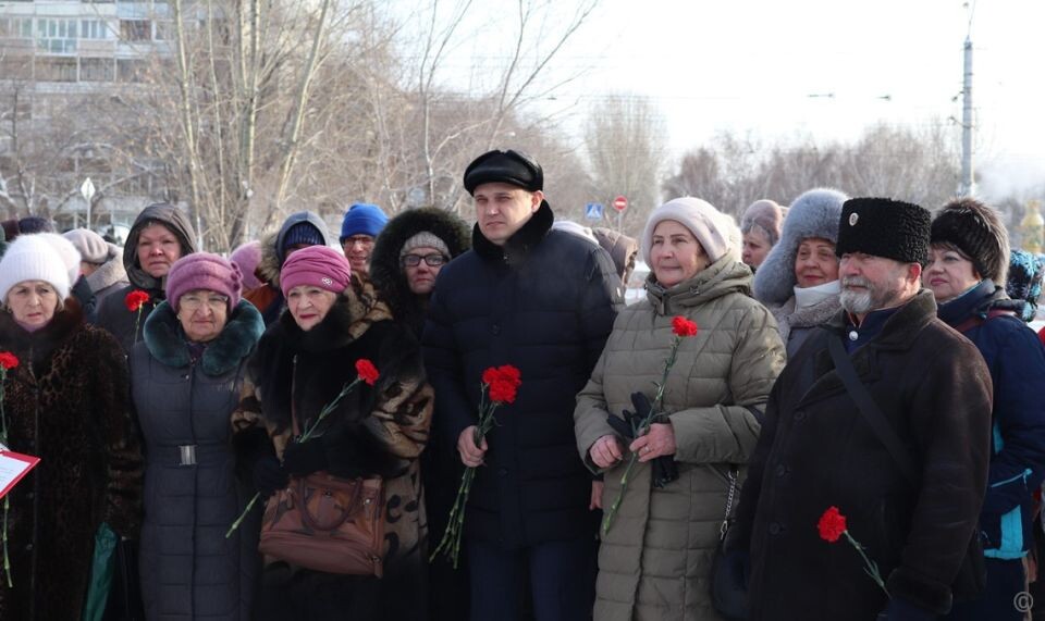    Возложение цветов в День Героев Отечества. Источник: Barnaul.org