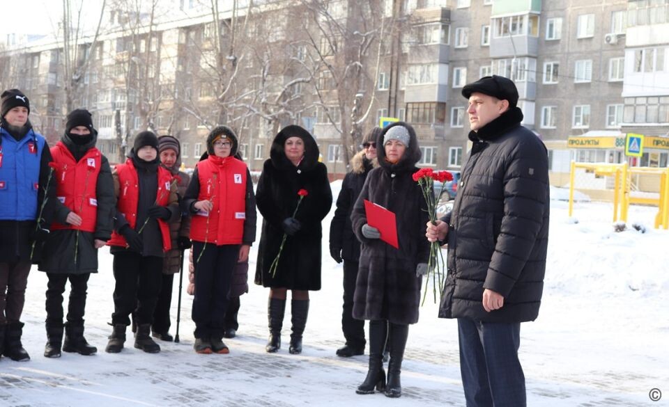    Возложение цветов в День Героев Отечества. Источник: Barnaul.org