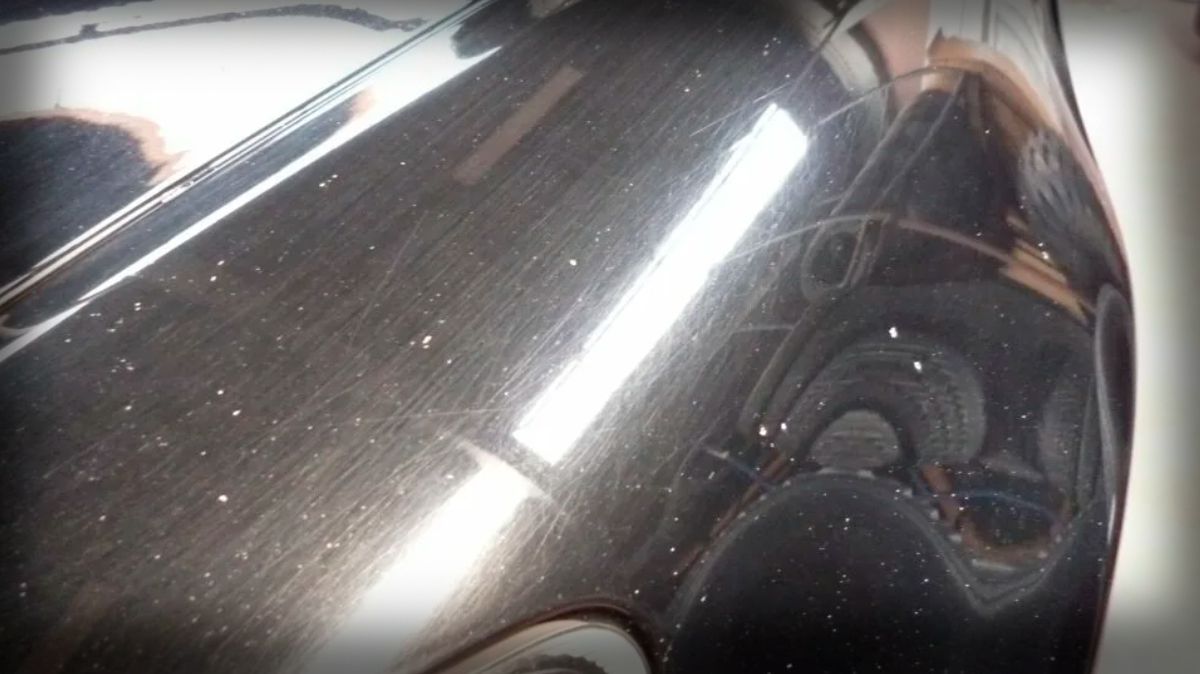 На фото поврежденное ЛКП в связи с неправильной мойкой, но если соблюдать правила выше, то такого не будет