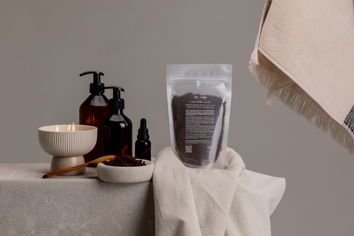 На фото: кофейный скраб антицеллюлитный be.sage