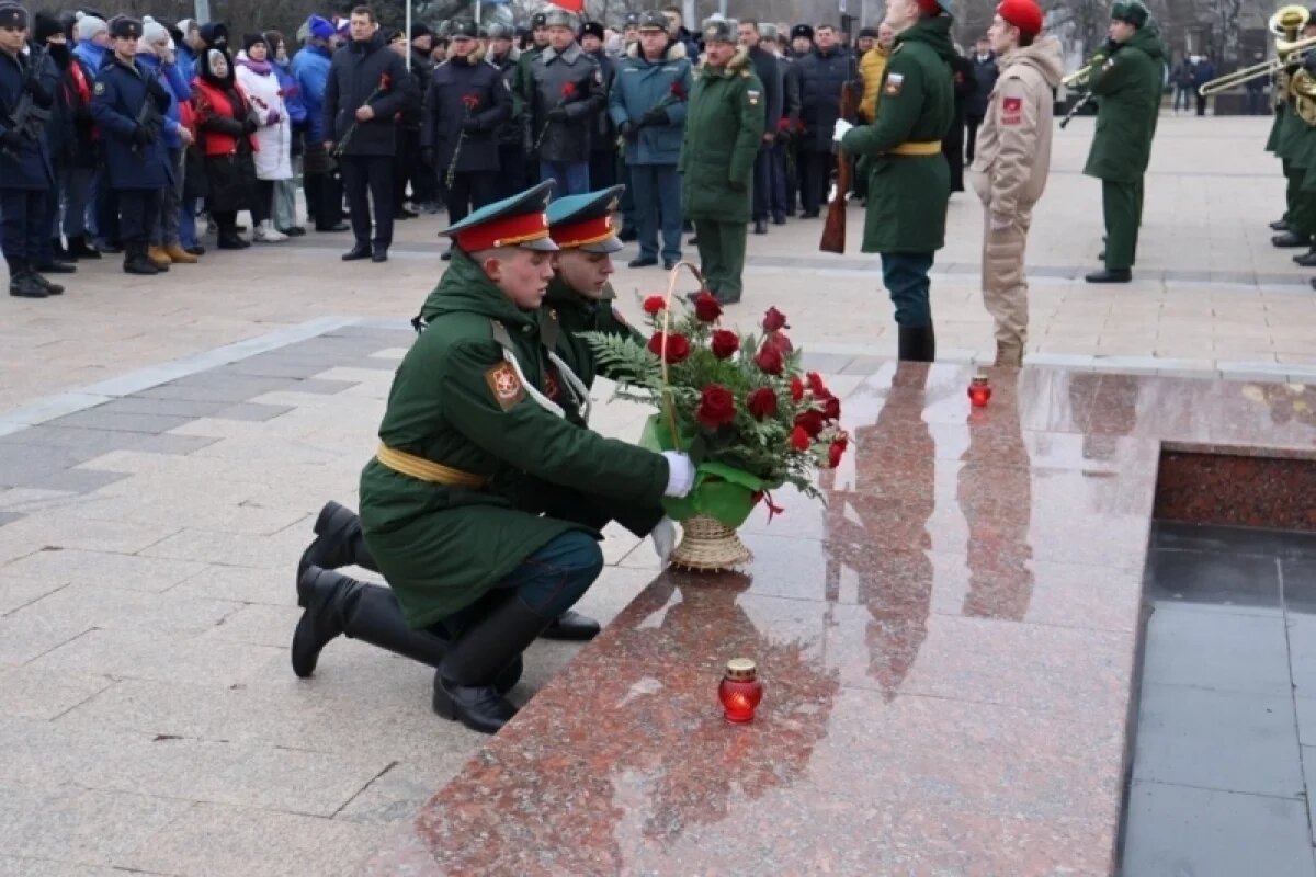    В День Героев Отечества ульяновцы возложили цветы к Вечному огню