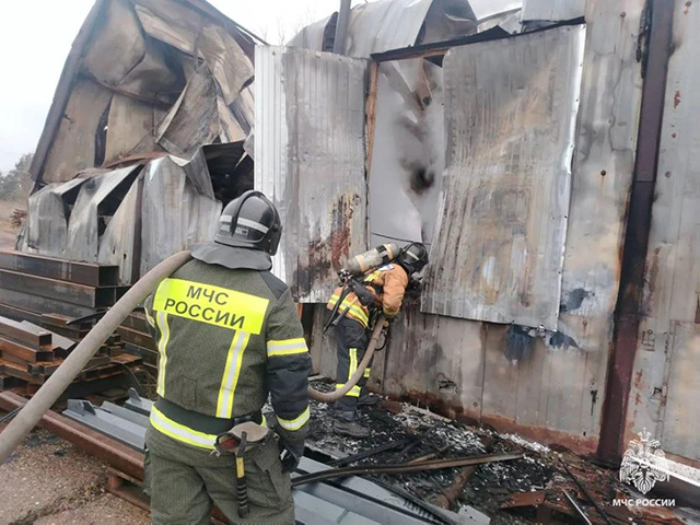 Вчера под Тверью МЧС боролась с пожаром площадью более 1000 кв. метров