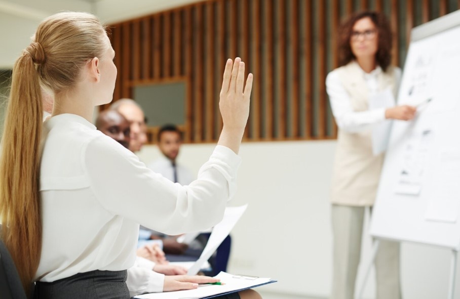 Основная цель СОУТ — определить класс условий труда на каждом рабочем месте для установления персональных гарантий и компенсаций работникам, улучшить микроклимат производства, снизить риски, оптимизировать страховые взносы работодателя, минимизировать штрафы