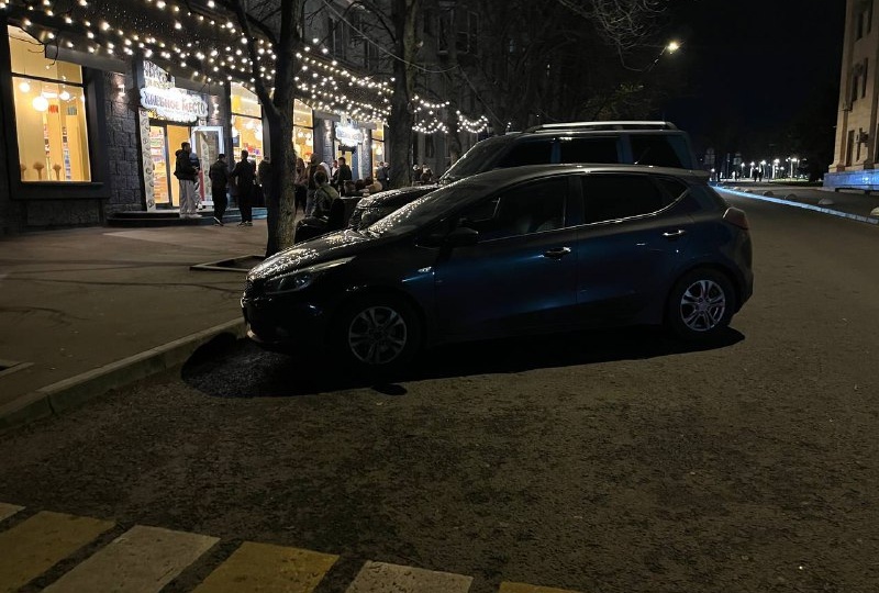 Парковочный апокалипсис в ЛНР: когда уберут машины с тротуаров и пешеходных переходов?